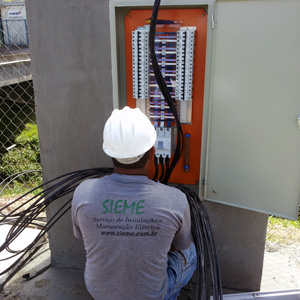 Instalação e manutenção de quadro de energia